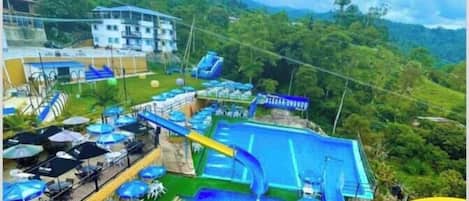 2 piscinas al aire libre