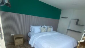 A bedroom with a bed, a nightstand, a dresser, and a mirror. - hotel piedra grande (San Antonio del Tequendama)