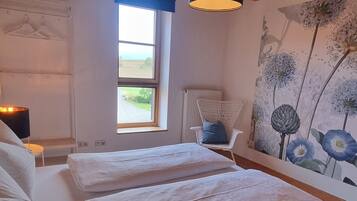 Planxa i posts de planxar, wifi i roba de llit