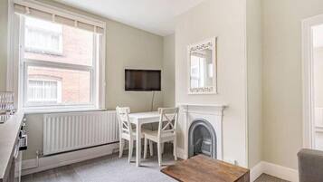 Deluxe Apartment, Sea View | Ruang tamu