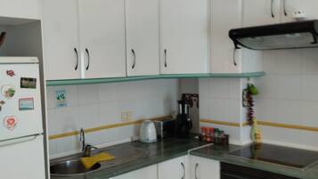 Geladeira, micro-ondas, cooktop, cafeteira/chaleira