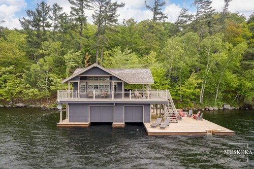 Pinelands Retreat: 5-bed, 2-bath Lake Joseph Cottage with Boathouse!