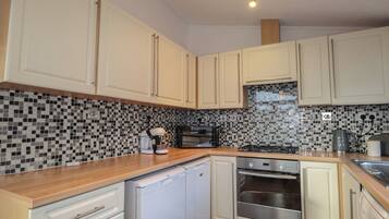 Dishwasher, cookware/dishes/utensils