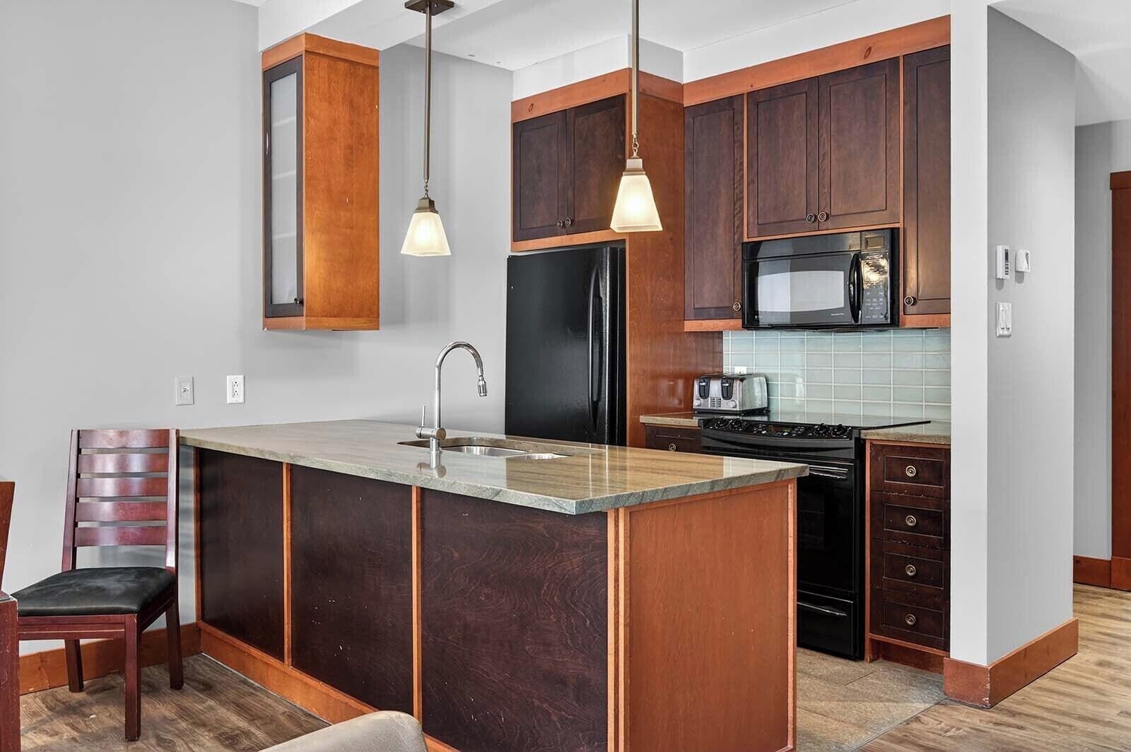 Family Condo, Mountain View | Private kitchen | Full-size fridge, microwave, oven, stovetop