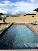 Vila superior | Piscina | Piscina externa, guarda-sóis, espreguiçadeiras