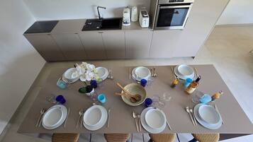 Superior villa | Privékeuken | Een koelkast, een microgolfoven, een oven, een kookplaat