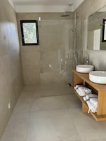 Vila superior | Banheiro | Chuveiro, secador de cabelo, roupões de banho, toalhas de banho