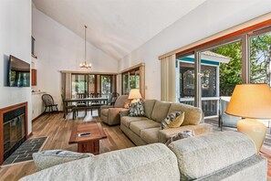 Living area - Relaxing Bayside Retreat in South Bethany w/ Porch, Bikes & Beach Access (South Bethany)