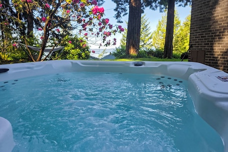 Fachada de la propiedad. Walk to The Oyster Bar: Chuckanut Dr Retreat!