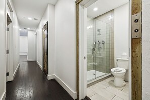 Suite | Badezimmer | Dusche, Haartrockner, Handtücher, Seife