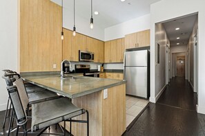 套房 | 私人廚房 | 大型冰箱、微波爐、烤箱、爐台