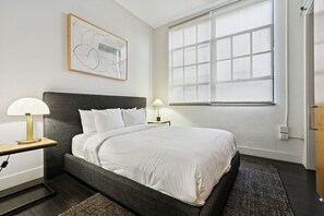 Suite | Schreibtisch, laptopgeeigneter Arbeitsplatz, Bügeleisen/Bügelbrett