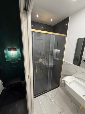 Dusche, Haartrockner, Bidet, Handtücher