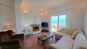 Smart TV y chimenea 