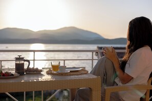 Outdoor dining - Alekos Beach Houses-Aspasia (Kefalonia)