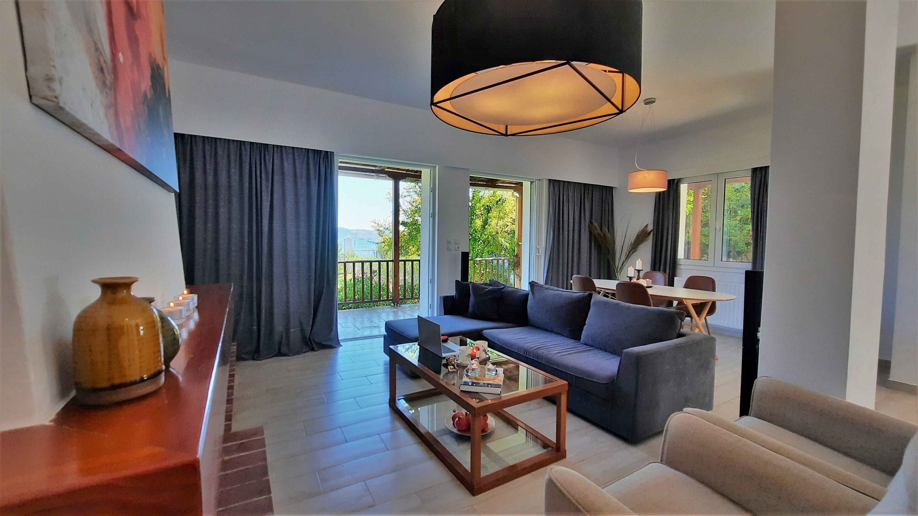 TV connectée, cheminée, chaîne hi-fi