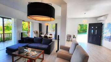 Smart TV, fireplace, stereo