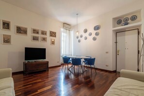Interior - Piazza Alessandria - FromHometoRome (Roma)