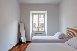 2 habitaciones, escritorio, tabla de planchar con plancha y wifi gratis 