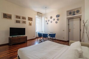 2 habitaciones, escritorio, tabla de planchar con plancha y wifi gratis 