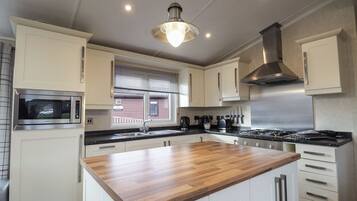 Dishwasher, cookware/dishes/utensils