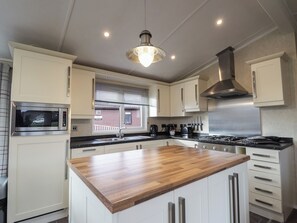 Een vaatwasser, kookgerei, borden en bestek