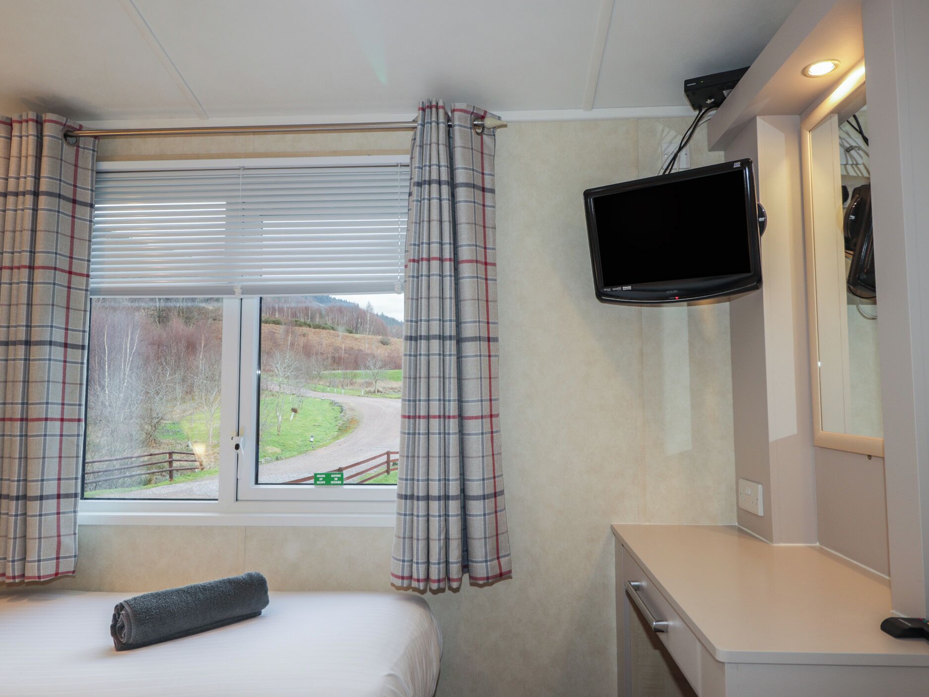 2 عدّة غرف نوم وبديكورات فريدة لكل غرفة وطراز فريد لكل وحدة