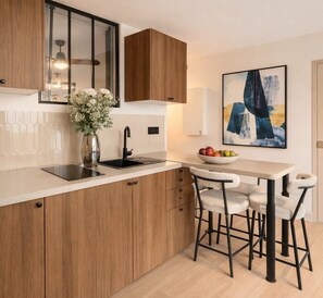 Appartement, vue ville | Cuisine privée | Machine à expresso, cafetière/bouilloire, chaise haute