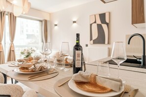 Apartamento, vista para a cidade | Opções para refeição