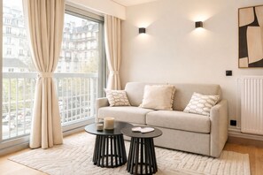 Apartamento, vista para a cidade | Área de estar