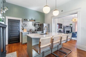 Refrigerador, microondas, horno y parrilla de estufa 