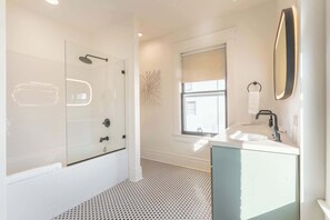 Shower, hair dryer, towels, shampoo - Notes of Southern Charm - Walkable to Food & Shops (Nashville)