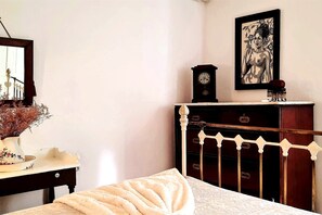 3 bedrooms, iron/ironing board, WiFi - Thomais House – Spacious Family Home with Private Garden Near Corfu Old Town & Beach (Κέρκυρα)