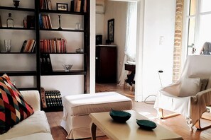 TV - Thomais House – Spacious Family Home with Private Garden Near Corfu Old Town & Beach (Κέρκυρα)