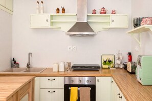 Fridge, oven, stovetop, coffee/tea maker - Thomais House – Spacious Family Home with Private Garden Near Corfu Old Town & Beach (Κέρκυρα)