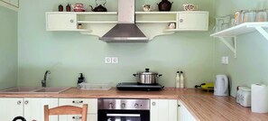 Kühlschrank, Wasserkocher mit Kaffee-/Teezubehör, Toaster