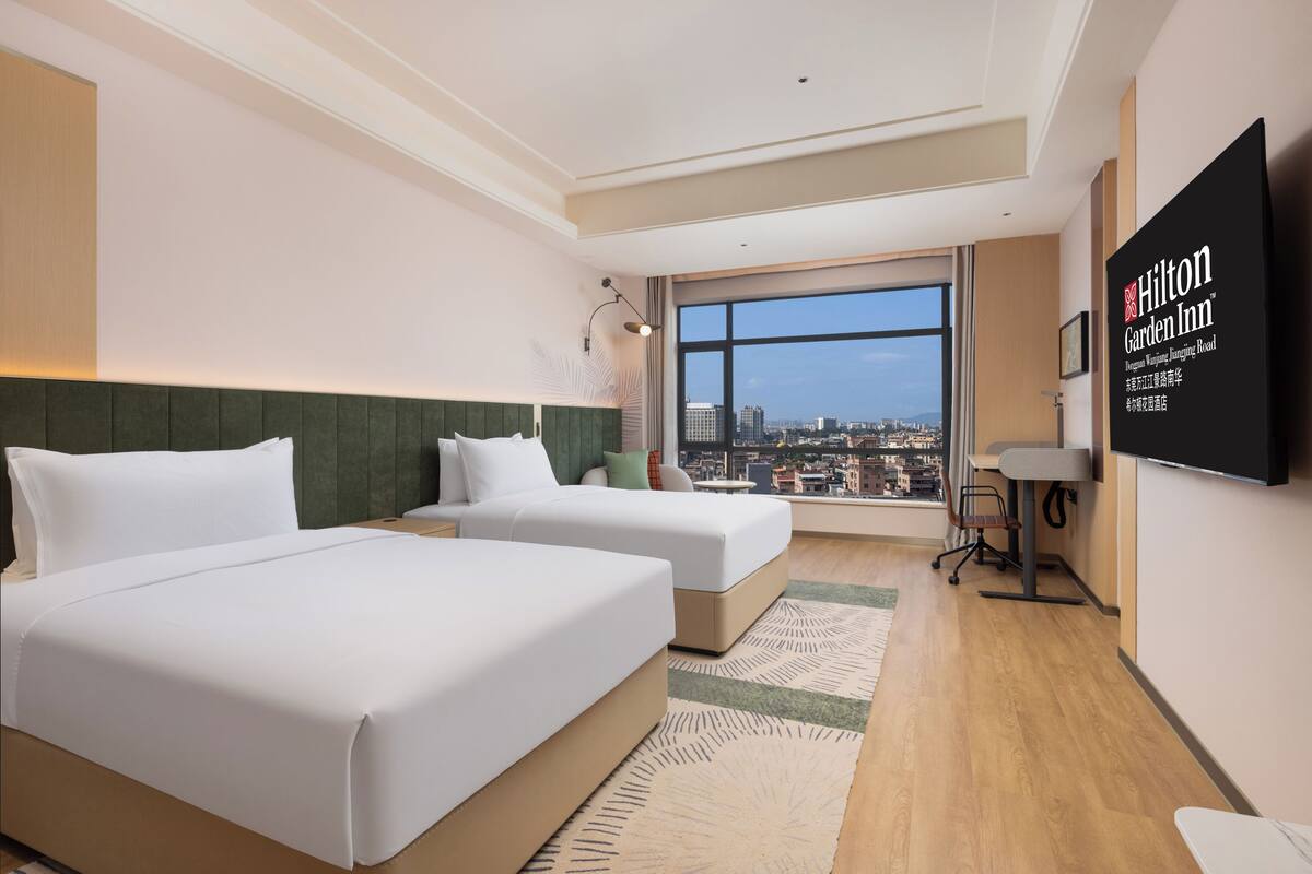 ห้องพัก, เตียงเดี่ยว 2 เตียง (Guest) | เครื่องนอนระดับพรีเมียม, เตียงเมมโมรีโฟม, มินิบาร์ฟรีบางอย่าง, โต๊ะทำงาน
