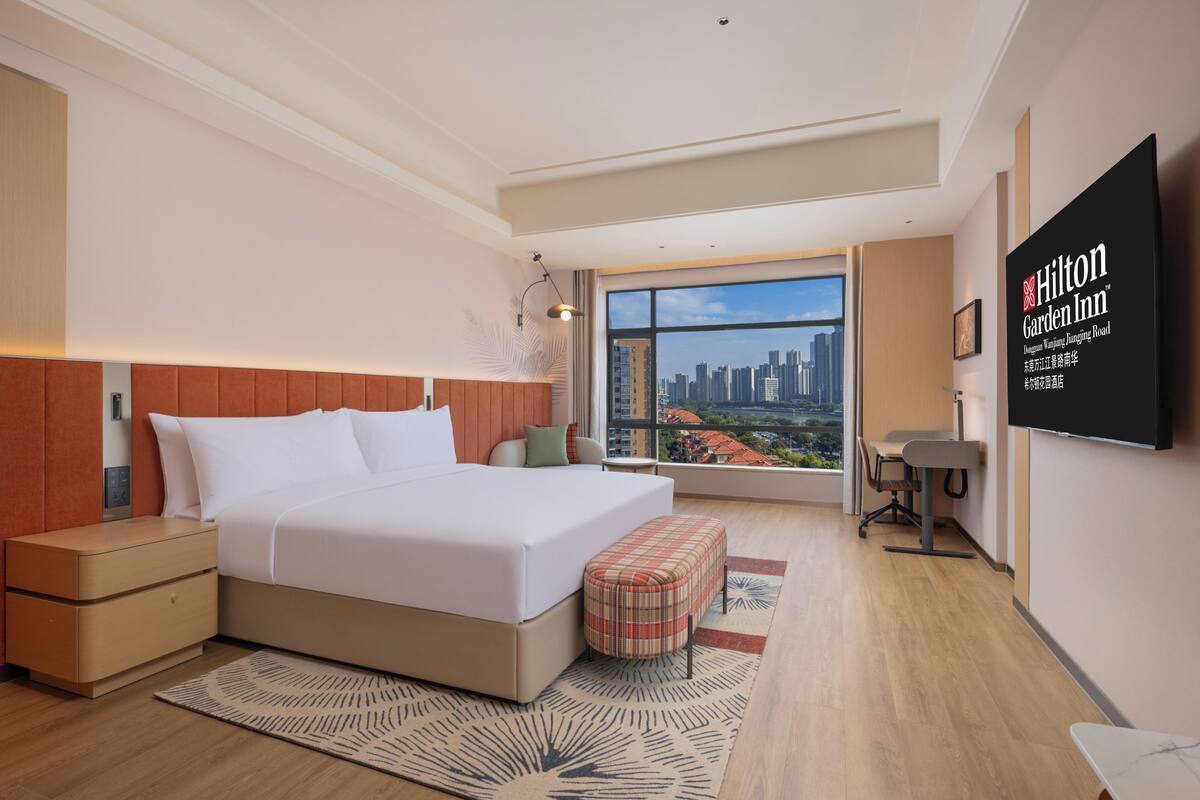 ห้องพัก, เตียงคิงไซส์ 1 เตียง (Guest) | เครื่องนอนระดับพรีเมียม, เตียงเมมโมรีโฟม, มินิบาร์ฟรีบางอย่าง, โต๊ะทำงาน
