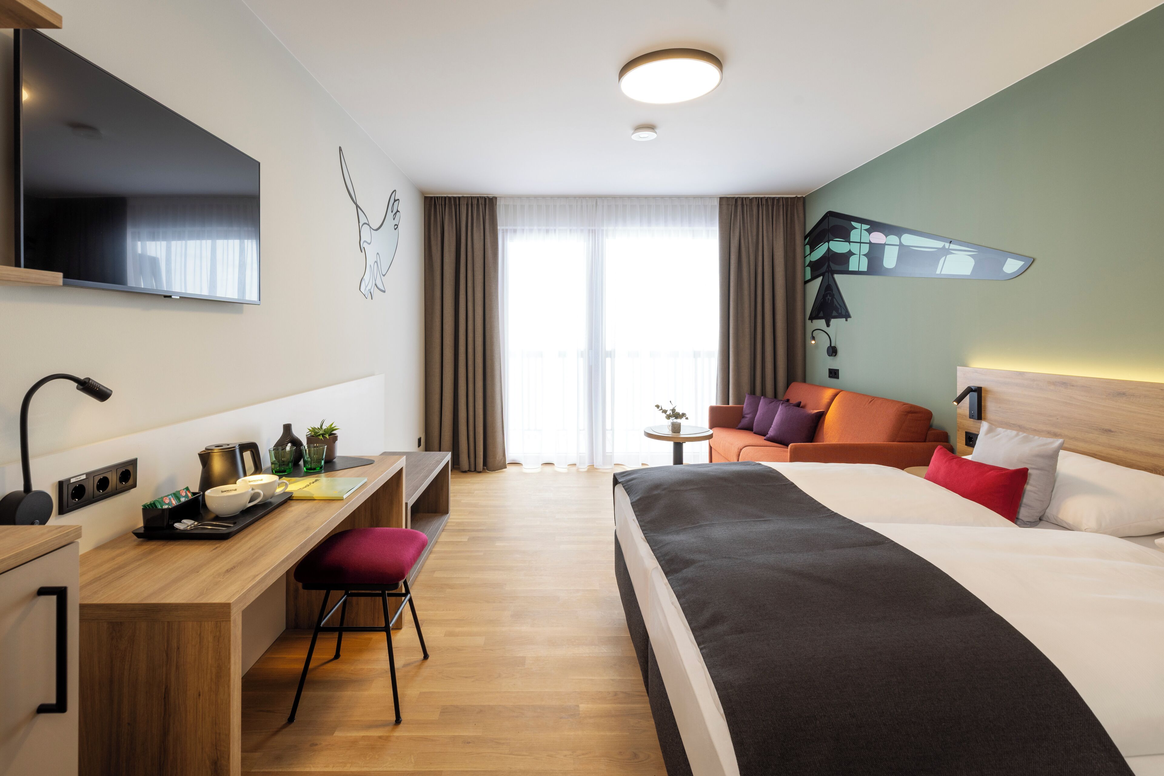 ตู้นิรภัยในห้องพัก, โต๊ะทำงาน, ผ้าม่านกันแสง, ห้องเก็บเสียง