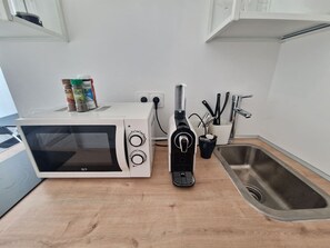 Microwave, stovetop, coffee/tea maker, cookware/dishes/utensils - Studio Niçois Proche Mer (Nice)