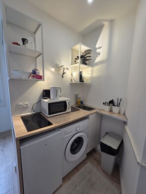 Microwave, stovetop, coffee/tea maker, cookware/dishes/utensils - Studio Niçois Proche Mer (Nice)