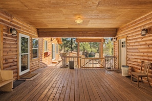 Terrace/patio - Serene 4-bedroom cabin in charming Panguitch Lake perfect for relaxing getaway (Panguitch)