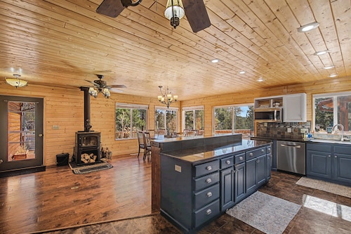 Serene 4-bedroom cabin in charming Panguitch Lake perfect for relaxing getaway