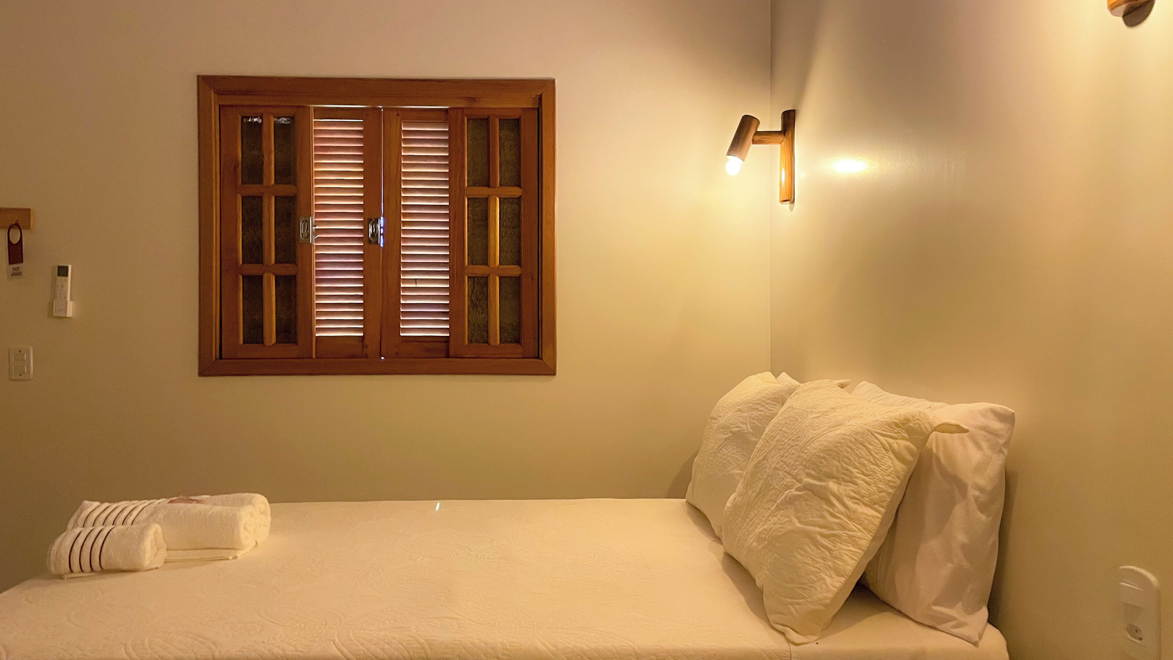 Quarto casal conforto, varanda coberta, vista para a piscina | Wi-Fi de cortesia