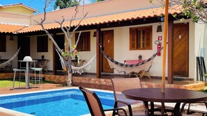 Outdoor pool, open 10:00 AM to 9:30 PM, pool umbrellas, pool loungers - Vila Bonita Guest House (Alto Paraíso de Goiás)