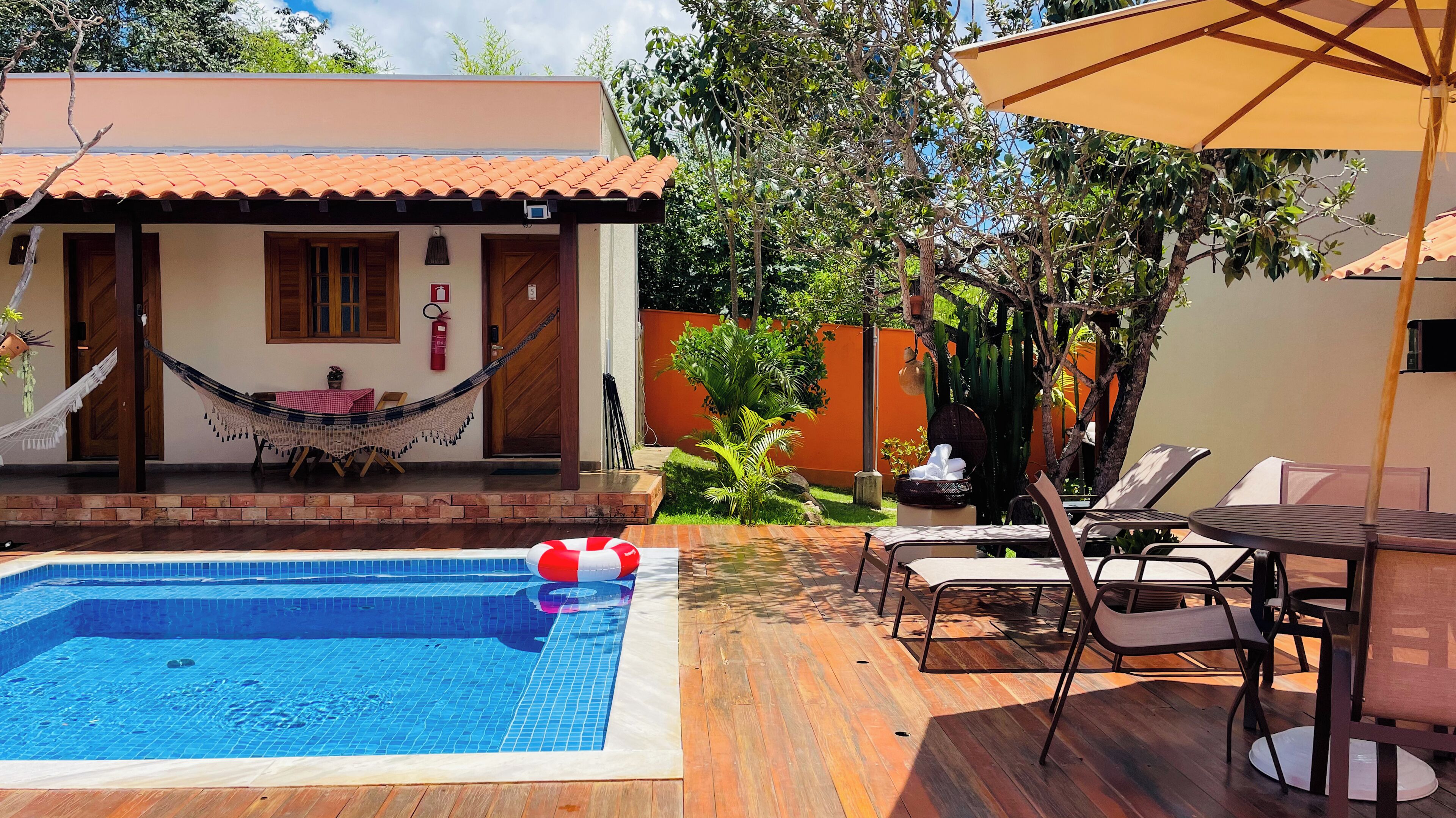 Piscina externa, funciona das 10h às 21h30, guarda-sóis