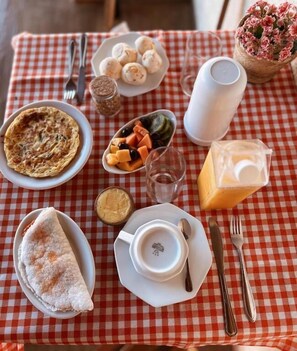 Comfort Double Room, Lanai, Pool View | Breakfast meal | Free daily cooked-to-order breakfast  - Vila Bonita Guest House (Alto Paraíso de Goiás)