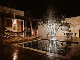 Habitación familiar, lanai, vistas a la piscina | Piscina | Una piscina al aire libre (de 10:00 a 21:30), sombrillas, tumbonas