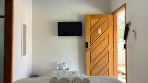 Phòng đôi tiện nghi đơn giản, lanai, quang cảnh hồ bơi | Truy cập Internet không dây miễn phí 