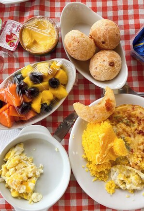 Free daily cooked-to-order breakfast  - Vila Bonita Guest House (Alto Paraíso de Goiás)